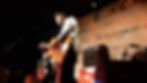 Musicien à la guitare lors des concerts de 2022 à La Boîte à Meuh