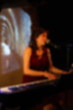 Chanteuse au piano aux Concerts 2025 à la Boîte à Meuh.