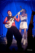 Guitariste sur scène aux Concerts 2026 à La Boîte à Meuh.