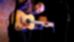 Les concerts 2023 à La Boîte à Meuh : guitariste sur scène.