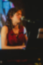 Chanteuse au piano pour les concerts 2025 à la Boîte à Meuh.