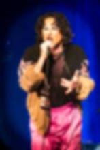 Chanteur sur scène aux Concerts 2026 à La Boîte à Meuh