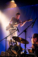 Bassiste sur scène lors des Concerts 2026 à La Boîte à Meuh