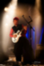 Guitariste sur scène aux Concerts 2026 à La Boîte à Meuh