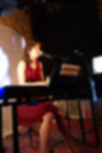 Chanteuse au clavier pour les Concerts 2025 à la Boîte à Meuh