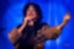 Chanteur sur scène lors des concerts 2026 à La Boîte à Meuh