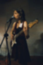 Musicienne jouant de la guitare aux concerts 2025 à la Boîte à Meuh.