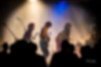 Groupe de rock sur scène pour les Concerts 2026 à La Boîte à Meuh