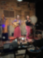 Concerts 2026 à La Boîte à Meuh : duo musiciennes sur scène.