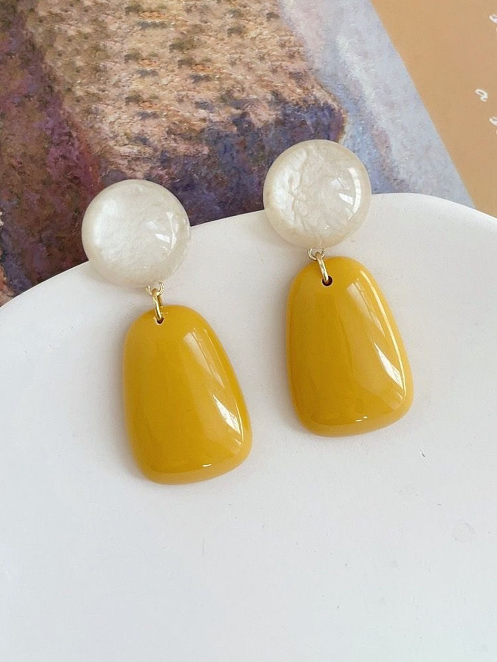 Thumbnail: A Pair of Minimalist Geometric Resin Earrings for Women, Suitable for Daily Wear