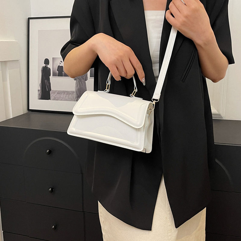 Thumbnail: Women's New Flip Small Handbag Fashion Solid Color Shoulder Bag