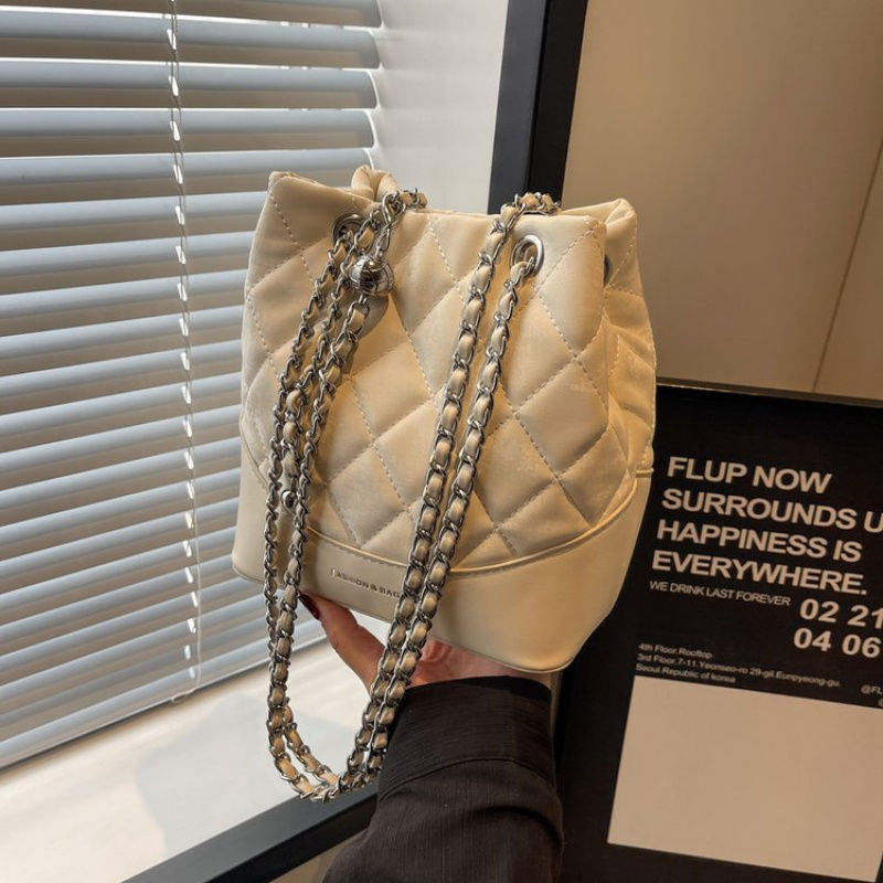 Thumbnail: Women's Handbag Made Of Wolverine-Print Leather Featuring Trendy Austria Spaciou