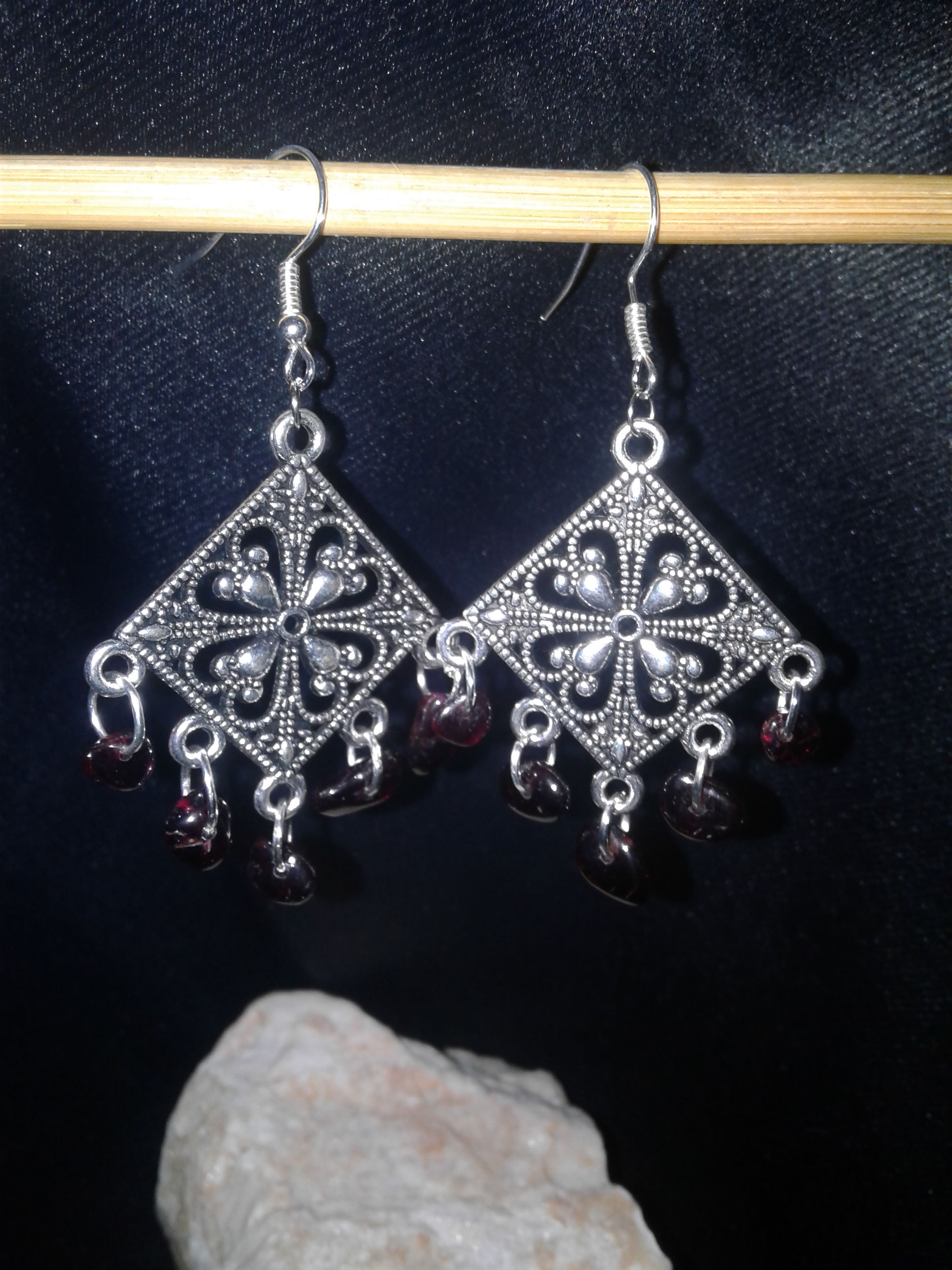 boucle d'oreille fantaisie avec des grenats