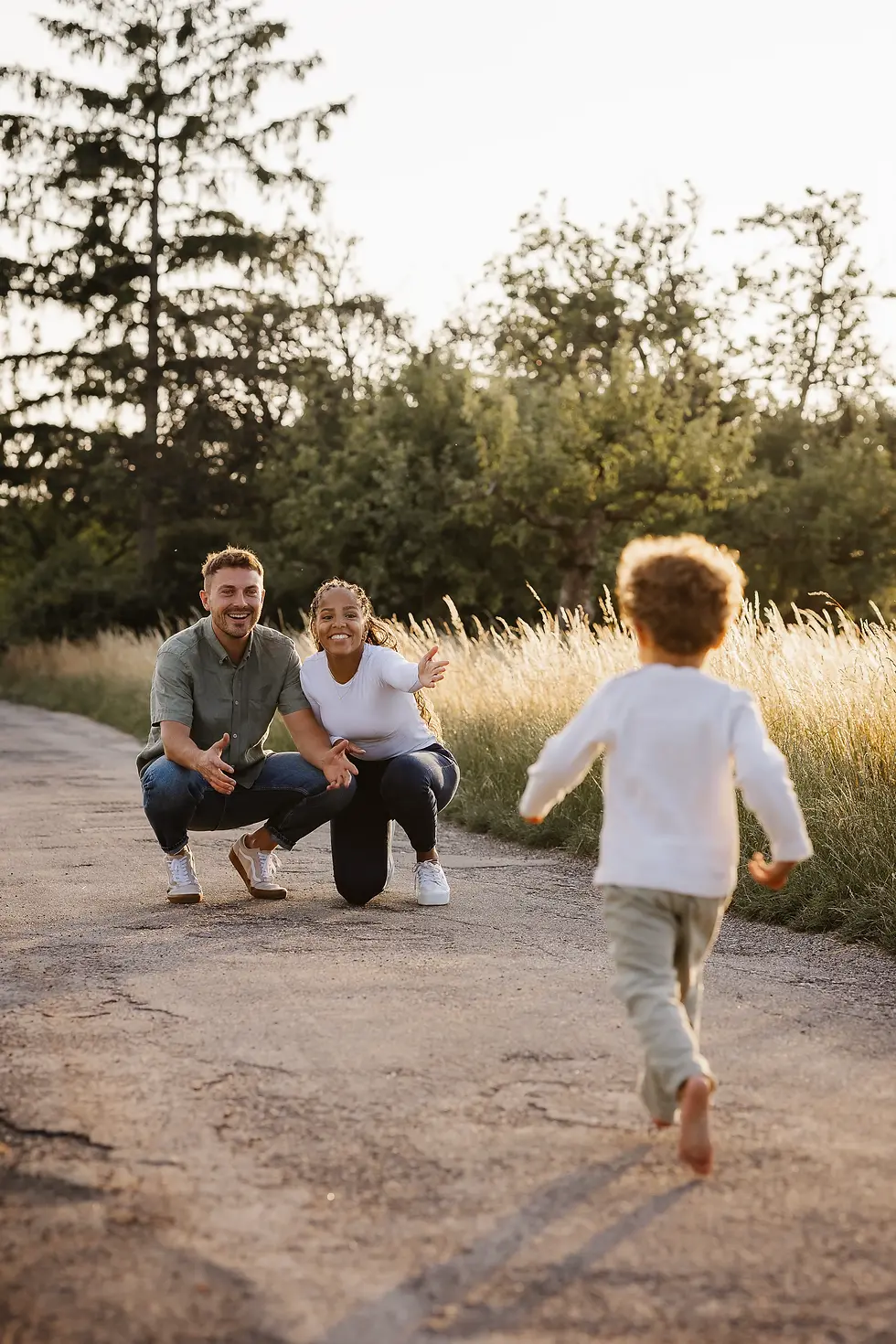 Familienshooting bei dem das Kind auf die Eltern zurennt.