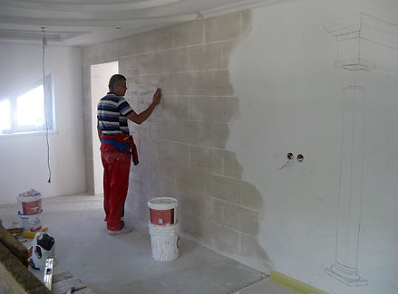 Le maître décore les murs