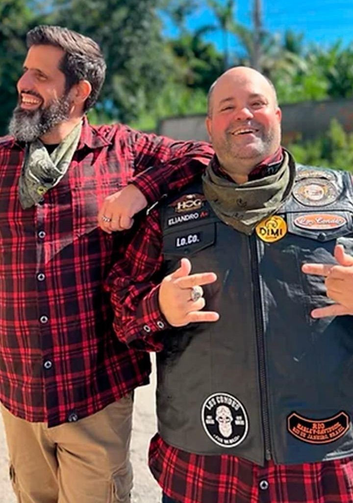 Modelos motociclistas com camisa de flanela xadrez preta e vermelha no estilo custom biker