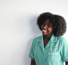 Assistente dentário
Colaborador em clínicas dentárias
Apoio em consultórios odontológicos
Assistente em clínicas de saúde oral