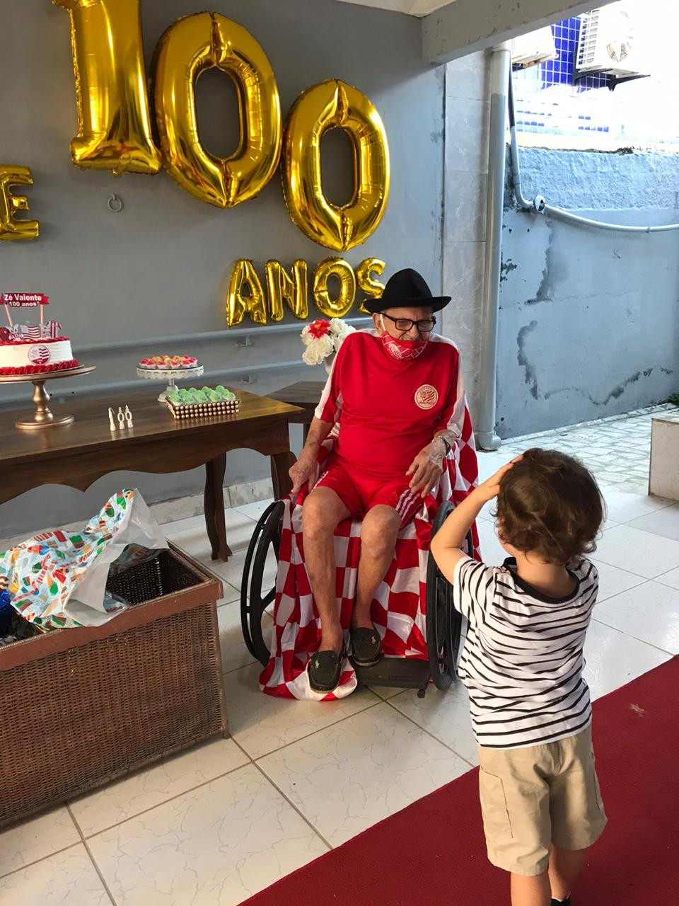 O aniversário foi decorado com as cores do Náutico. Até a máscara é alvirrubra.