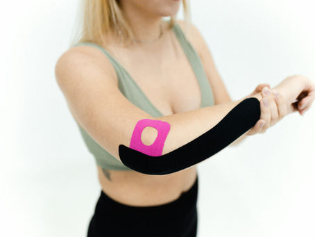 Applicazione di taping elastico sul gomito, dopo un trattamento per epicondilite con il metodo AGI "approccio globale integrato" ideato dall'osteopata DO Gianluca Tropeano 