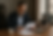 Contador em escritório analisando documentos sobre aposentadoria, representando planejamento previdenciário.
