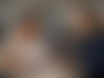 Mulher brasileira de cerca de 50 anos, com expressão de indignação e medo, segura documentos do INSS enquanto é atendida por uma funcionária que aparenta estar sem solução. Cena acontece em uma agência oficial do INSS, com ambiente institucional ao fundo.