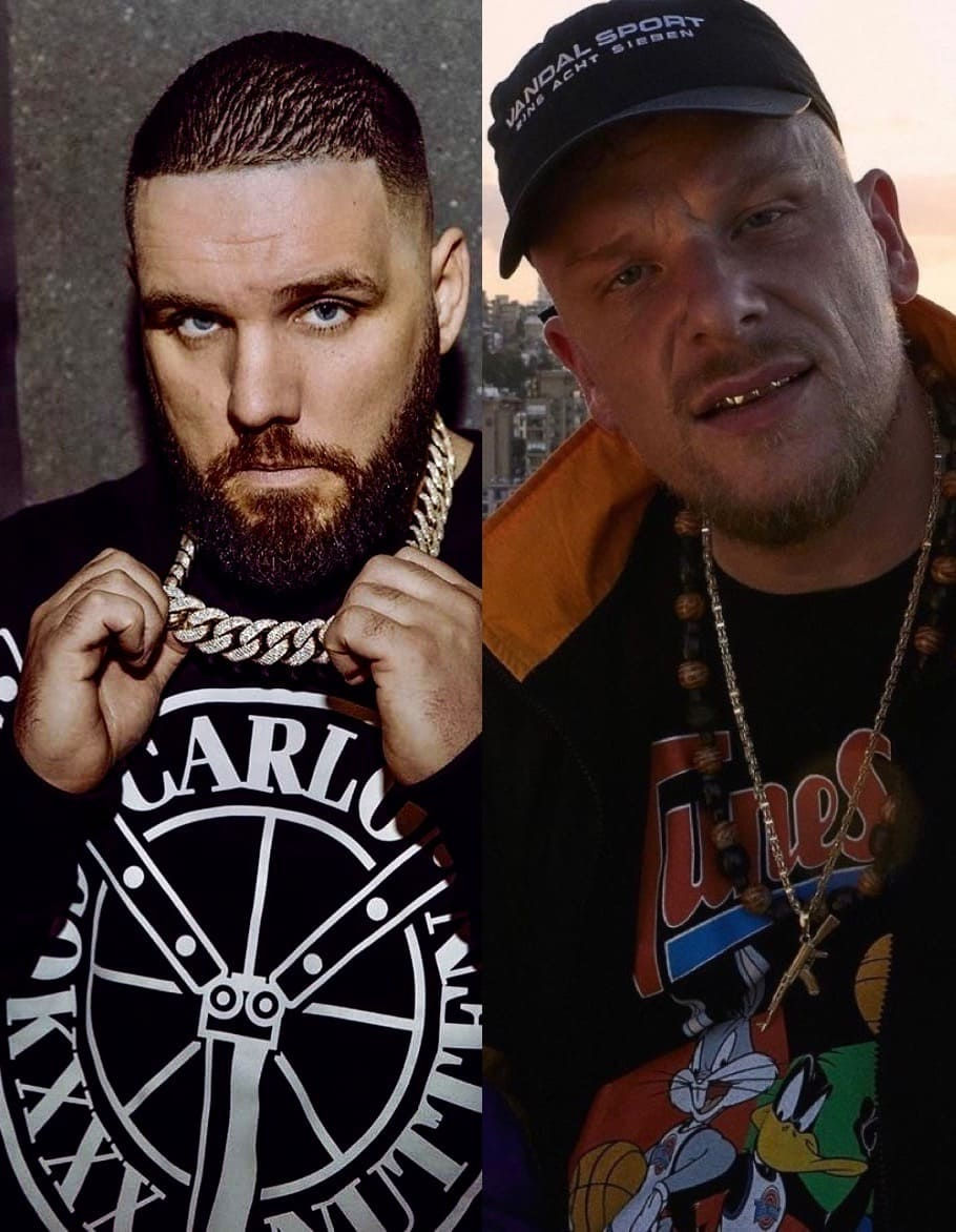 Das Bild zeigt auf der linken Seite den Rapper Fler mit schwarz weißem Pullover, seine beiden Hände halten eine großen Silberkette um den Hals fest. Auf der rechten Seite der Rapper Bonez MC. Er trägt ein schwarzes Basecap, ein Cartoon Pullover und eine orangene Jacke. Im Mund trägt er auf den Zähnen silberne Grillz