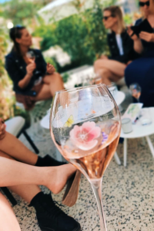 Vriendinnen proosten met bruisende champagne tijdens hun luxe wijnervaring in het hart van Champagne, omringd door de schoonheid van de regio