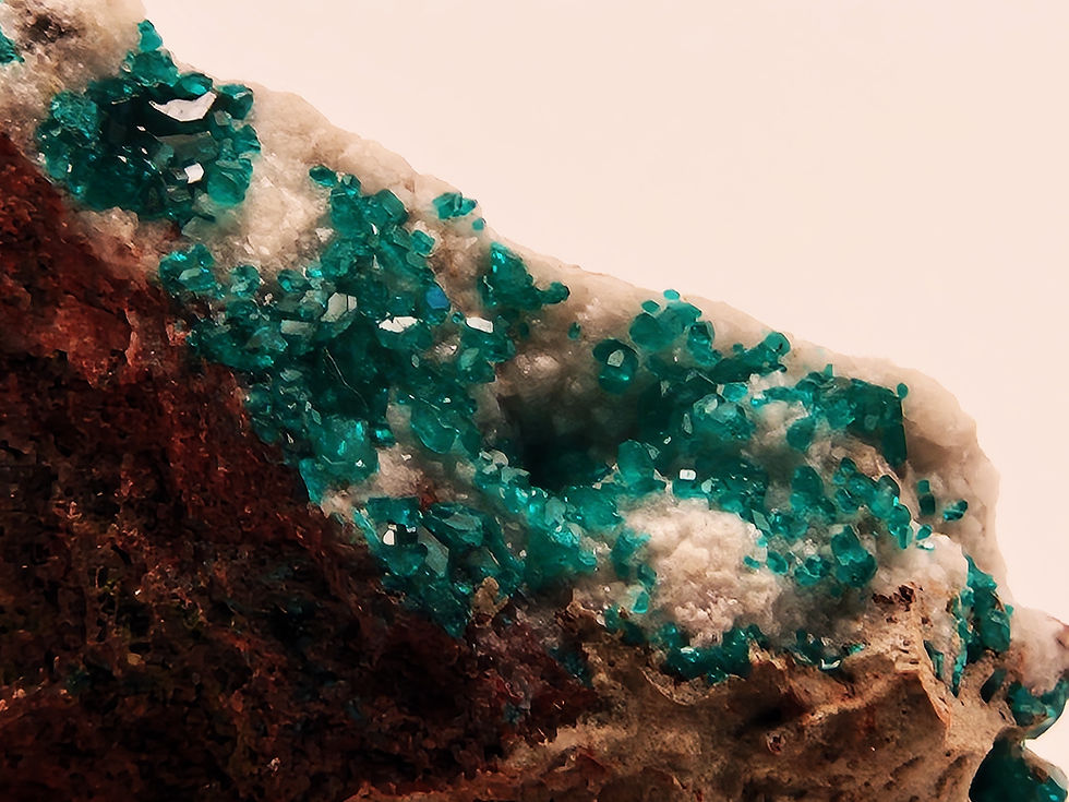 Miniature : Dioptase et Calcite ( UV court ) 4.5cm