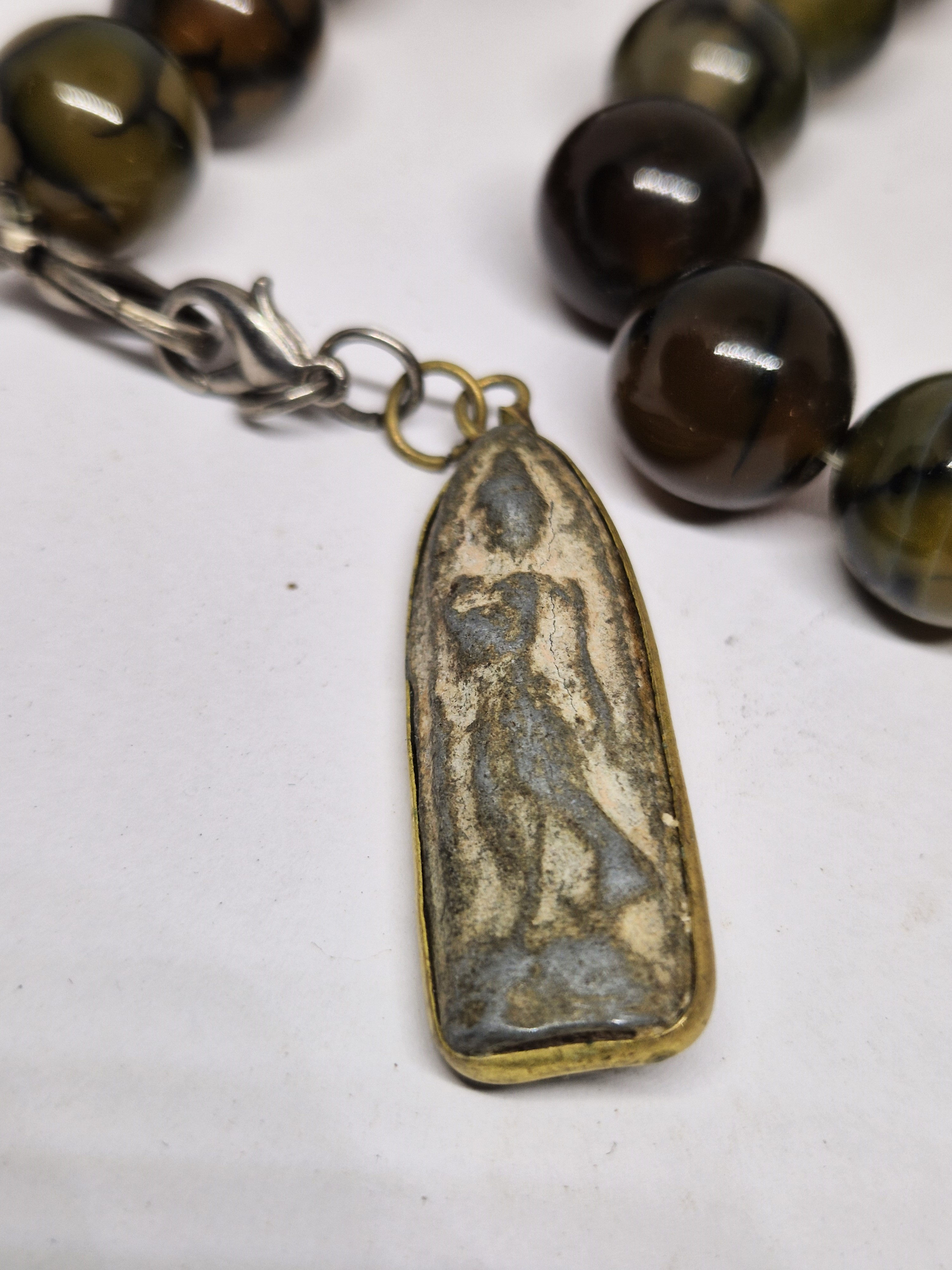 Agate peau de serpent ( teintée ) et pendentif bouddhiste