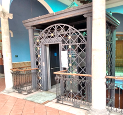 Elevador del Palacio Municipal en servicio