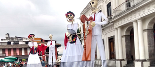 Monumentales Catrinas adornan el centro de Coatepec por festividad