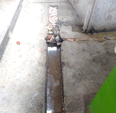 Denuncian alcantarilla en Mercado Rebolledo