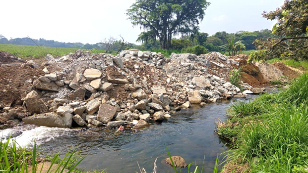 Tiran material de desecho y escombro afectando cauce del rio San Andrés