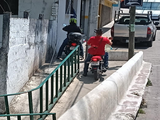 Motos en el andador peatonal del Corredor Cultural La Granja