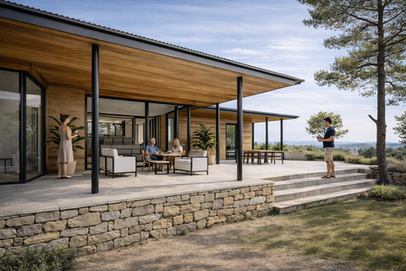 Vue d’ensemble d’une villa contemporaine située à Nîmes, implantée sur un terrain en pente au cœur de la garrigue. La maison s’organise en plan en L, suivant les courbes naturelles du sol afin de limiter l’impact sur le site. Les volumes sobres, les toitures à faible pente et les matériaux bruts comme le bois, le béton et le verre participent à une intégration paysagère discrète. L’architecture privilégie la relation au paysage, la lumière naturelle et une inspiration organique aux influences japonaises.