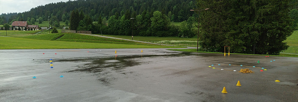 Terrain d'apprentissage du vélo avec cône