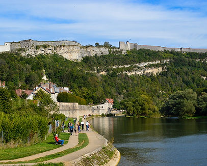 citadelle de besançon depuis les rives du Doubs