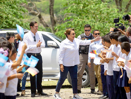 Mandataria Castro inaugura 14 centros educativos y ocho proyectos de electrificación rural en Lempira