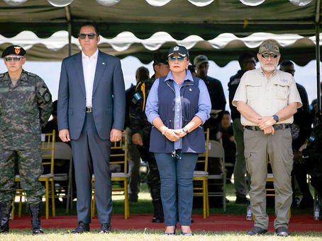 Mandataria lidera ceremonia de graduación de tropas élites de las FFAA