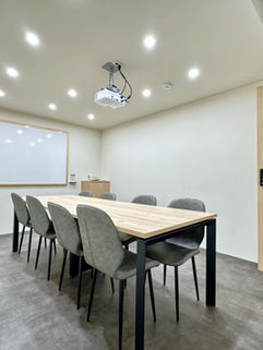 台北衡陽館商務中心內部會議室,適合簡報、討論與課程使用,可容納約8人