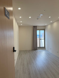 新北板橋站前館出租辦公室,適合7-8人使用,獨立空間附桌椅與窗景