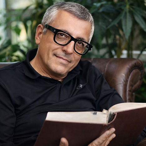 Psicologo psicoterapeuta Gianluca Minella nel suo studio