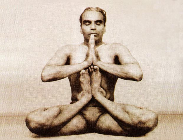 Nella foto è raffigurato B.K.S. Iyengar è una delle figure di maggior rilievo nell'ambito dello yoga mondiale in una asana dello yoga