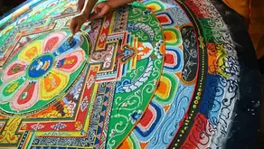 fotografia di monaci che creano un mandala