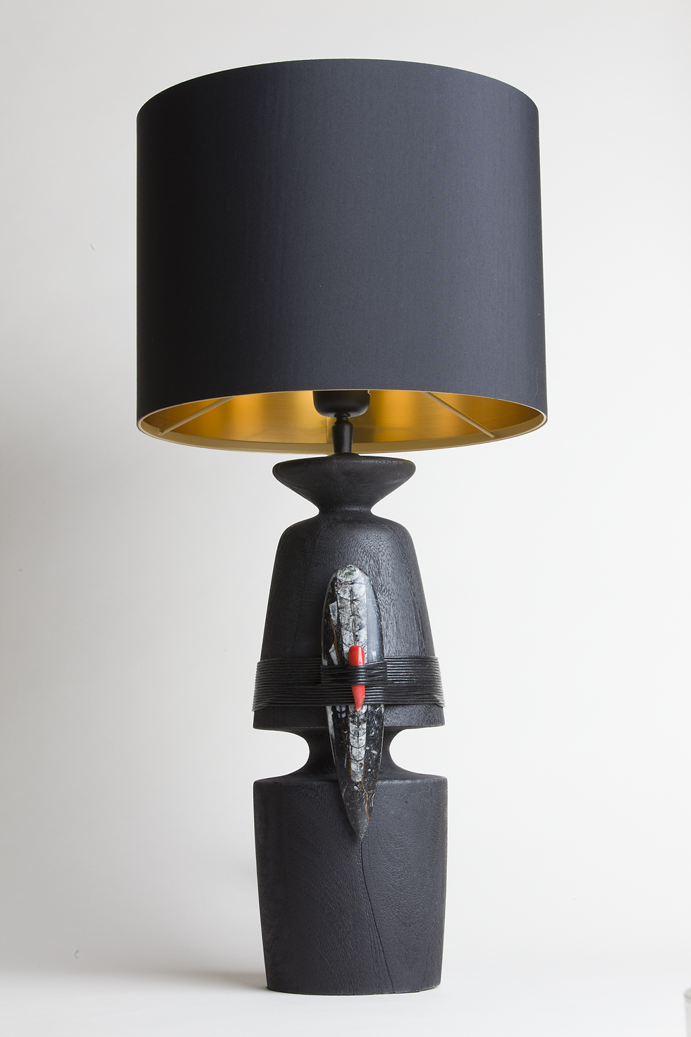 lampe en bois de manguier noire avec une orthocras maintenue par un lien en cuir noir