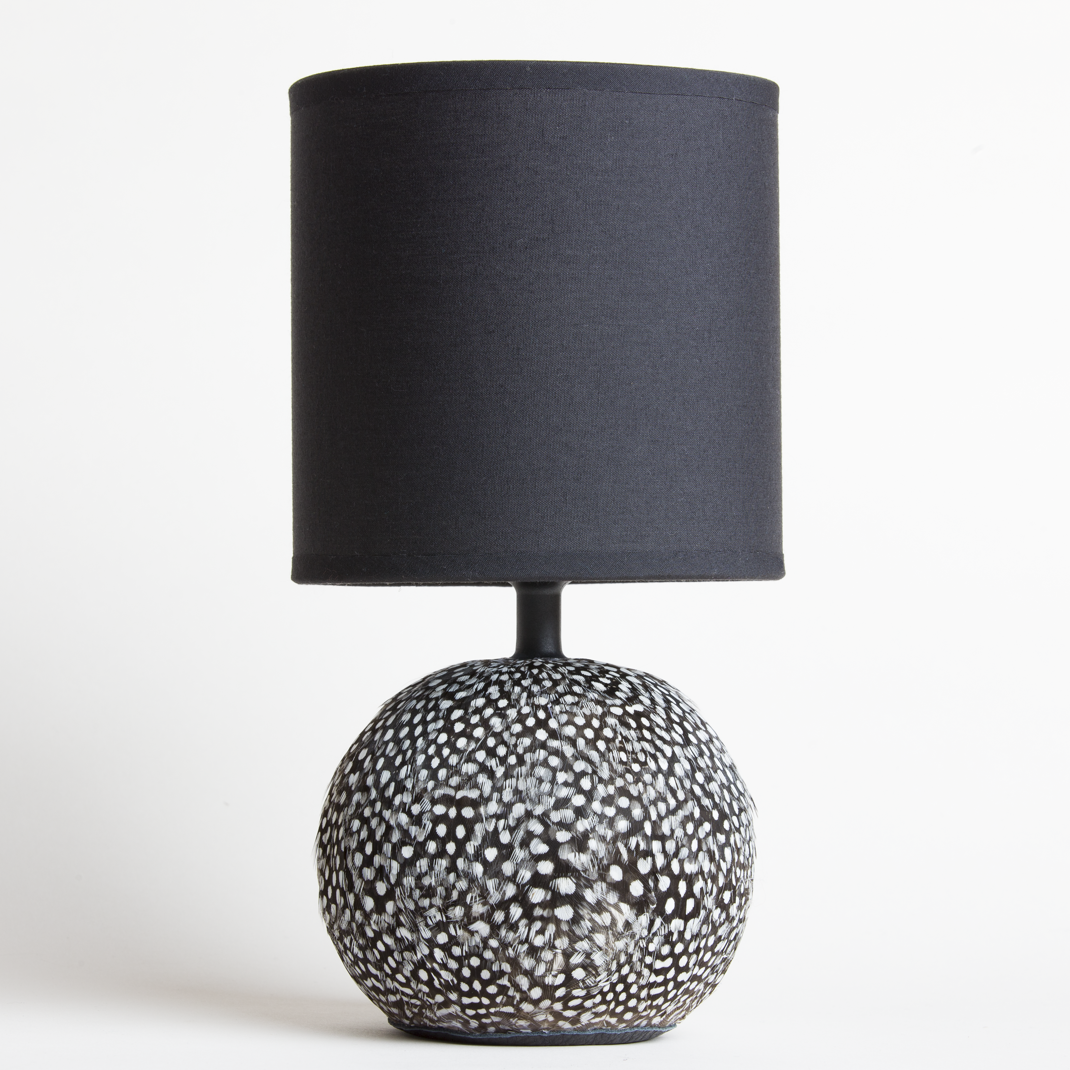 lampe en plume de pintade vue de face