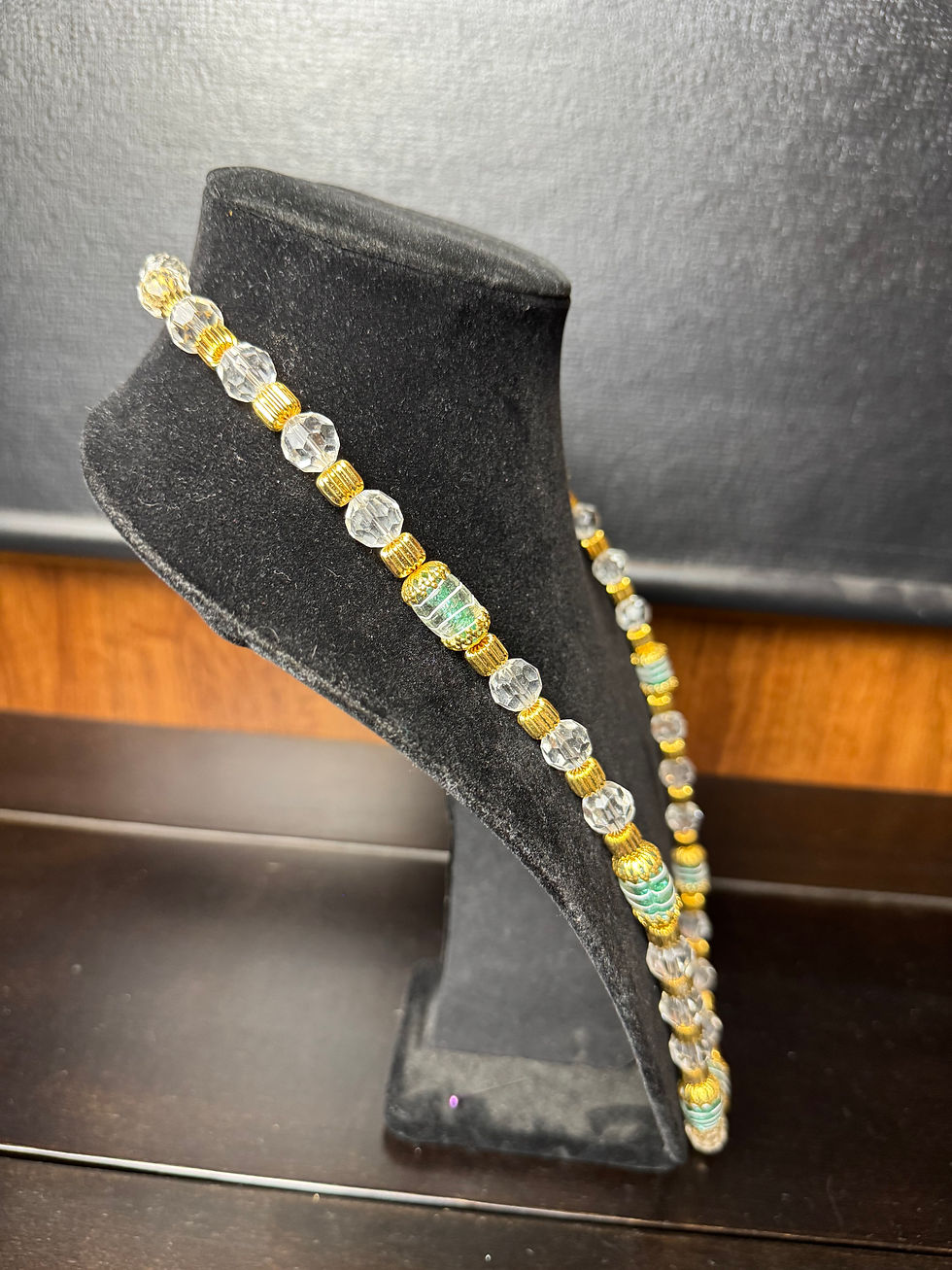 Thumbnail: Large Glass Barrel Beads Facetted in Gold Necklace