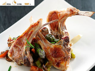 Chuletas de cordero a la parrilla con ragut de verduras y crema de ajo