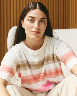 Pull Maison Anje porté avec un pantalon pour une silhouette moderne.