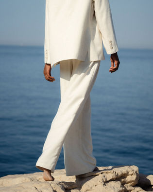 Look féminin Humility avec une silhouette naturelle et élégante.